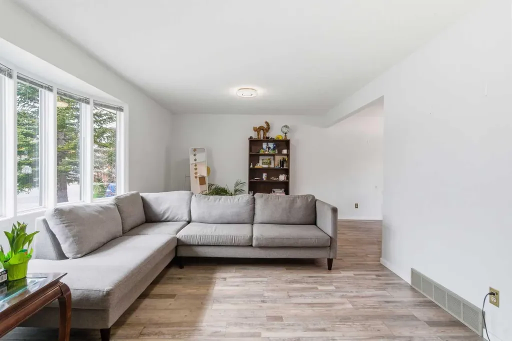 5048 Dalhart Road NW Calgary AB T3A 1V8