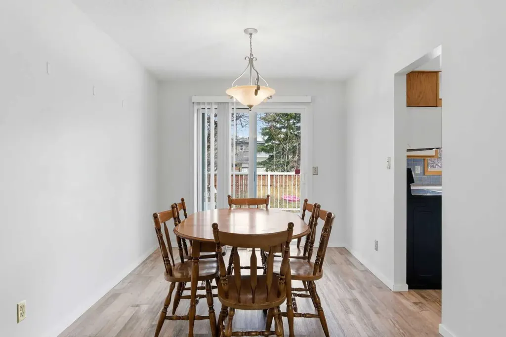 5048 Dalhart Road NW Calgary AB T3A 1V8