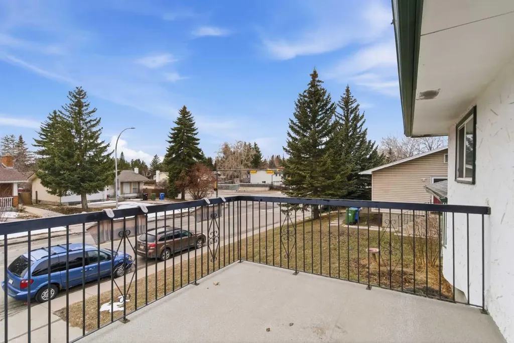 5048 Dalhart Road NW Calgary AB T3A 1V8
