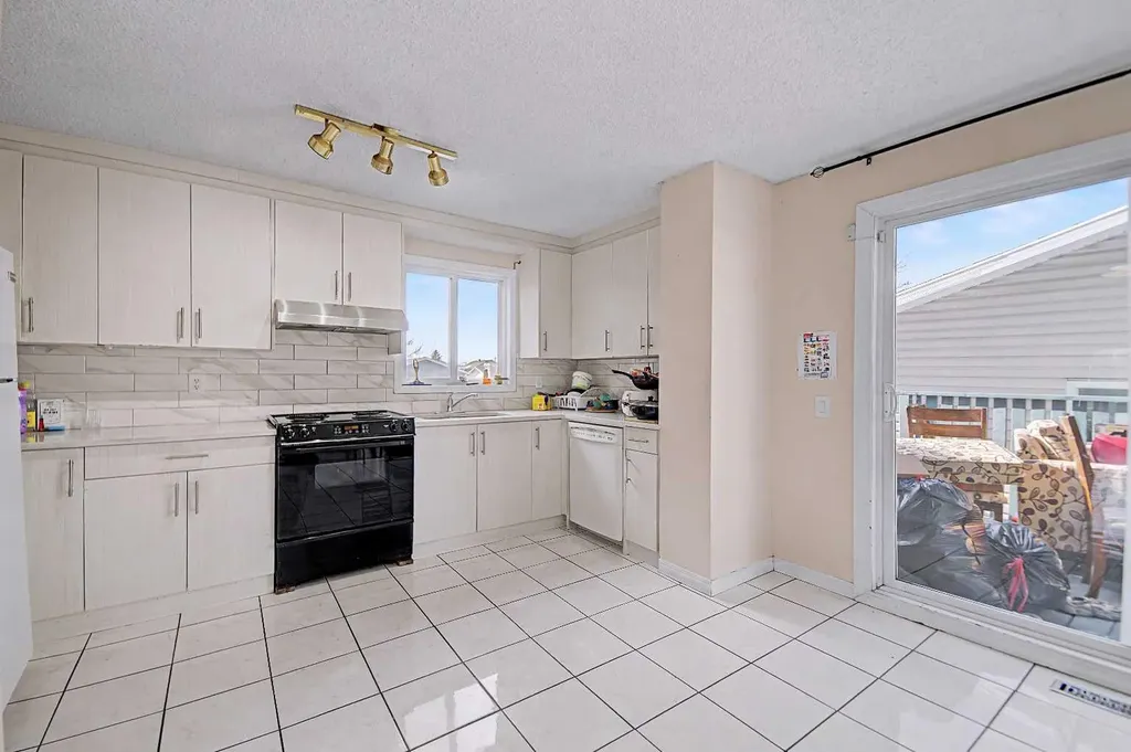 48 Whitworth Way NE Calgary AB T1Y 6A8