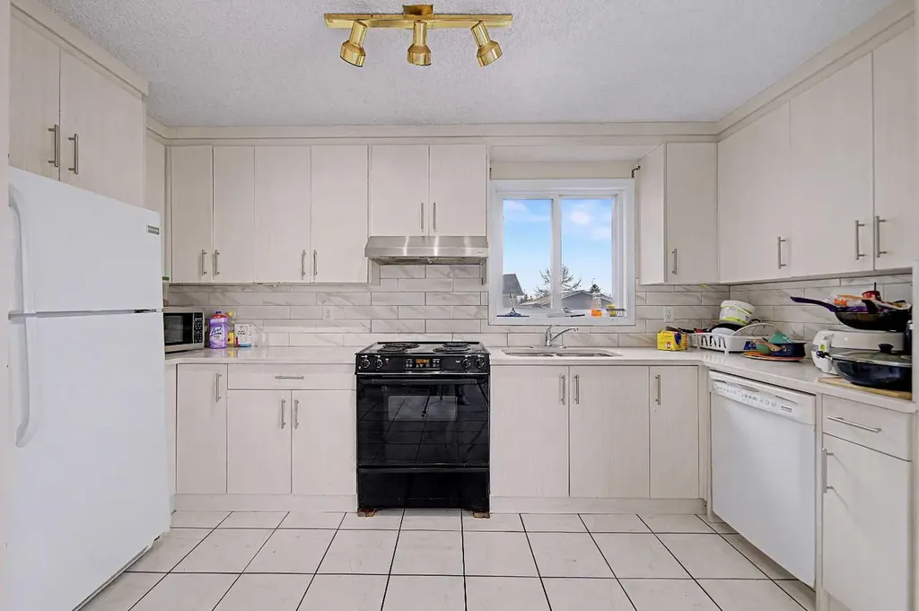 48 Whitworth Way NE Calgary AB T1Y 6A8