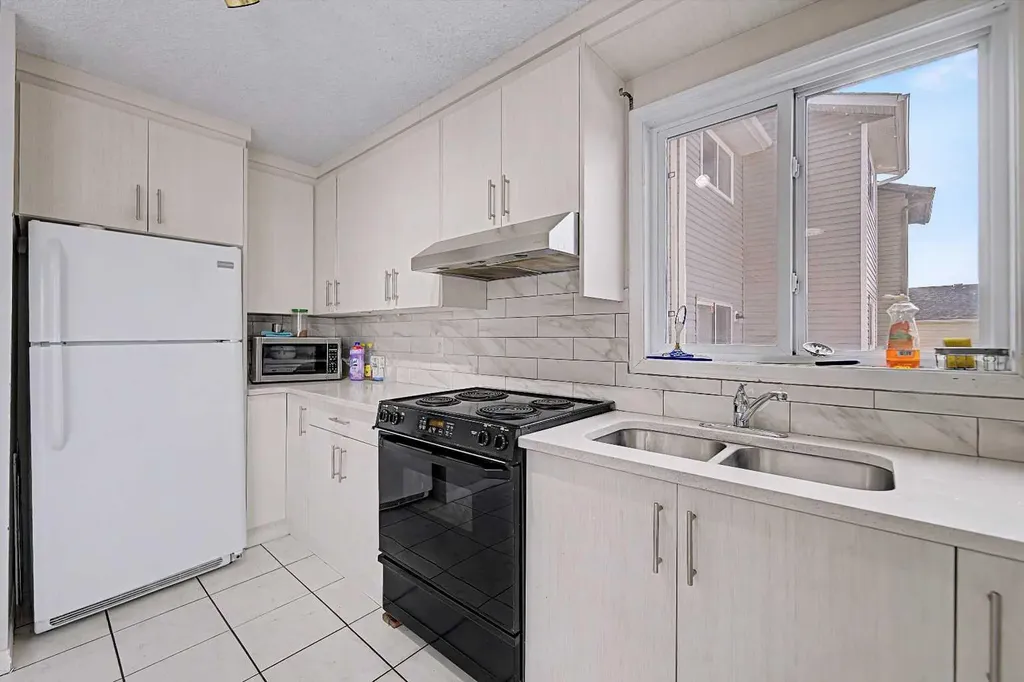 48 Whitworth Way NE Calgary AB T1Y 6A8