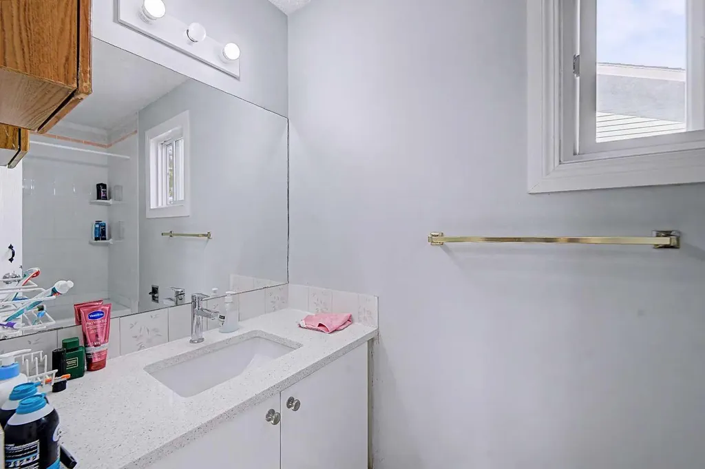 48 Whitworth Way NE Calgary AB T1Y 6A8