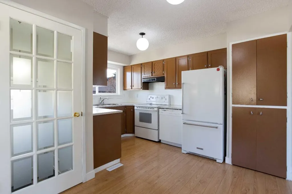 23 Queen Isabella Close SE Calgary AB T2J 3R2