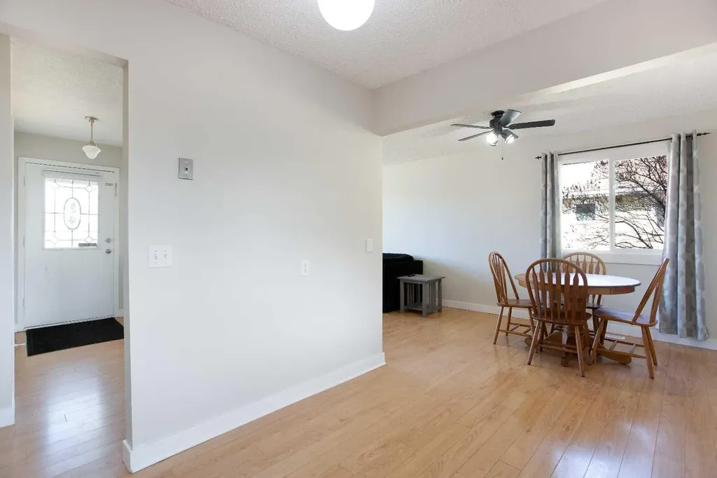 23 Queen Isabella Close SE Calgary AB T2J 3R2