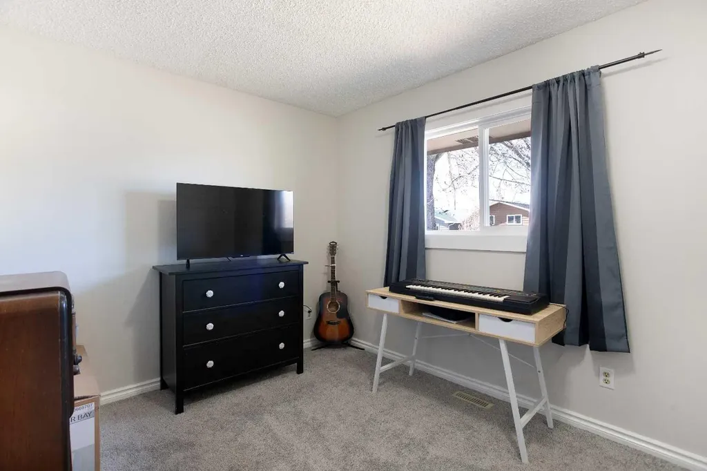 23 Queen Isabella Close SE Calgary AB T2J 3R2