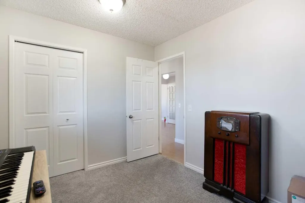 23 Queen Isabella Close SE Calgary AB T2J 3R2