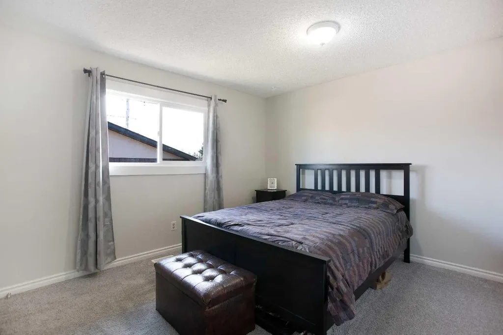 23 Queen Isabella Close SE Calgary AB T2J 3R2
