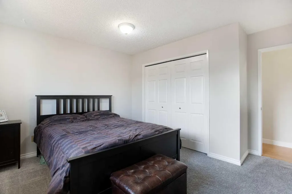 23 Queen Isabella Close SE Calgary AB T2J 3R2