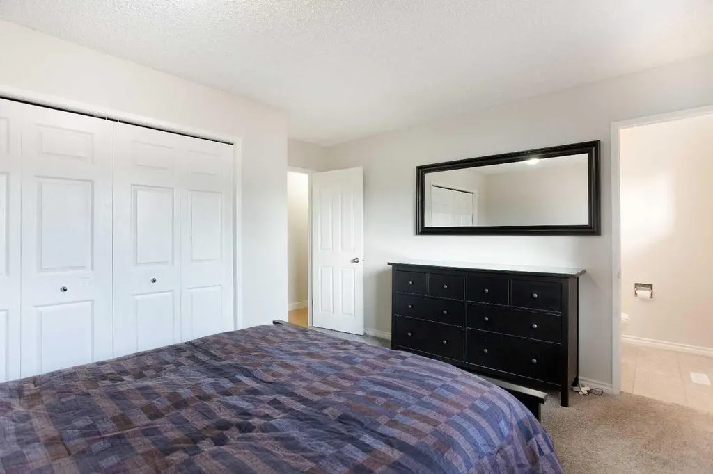 23 Queen Isabella Close SE Calgary AB T2J 3R2