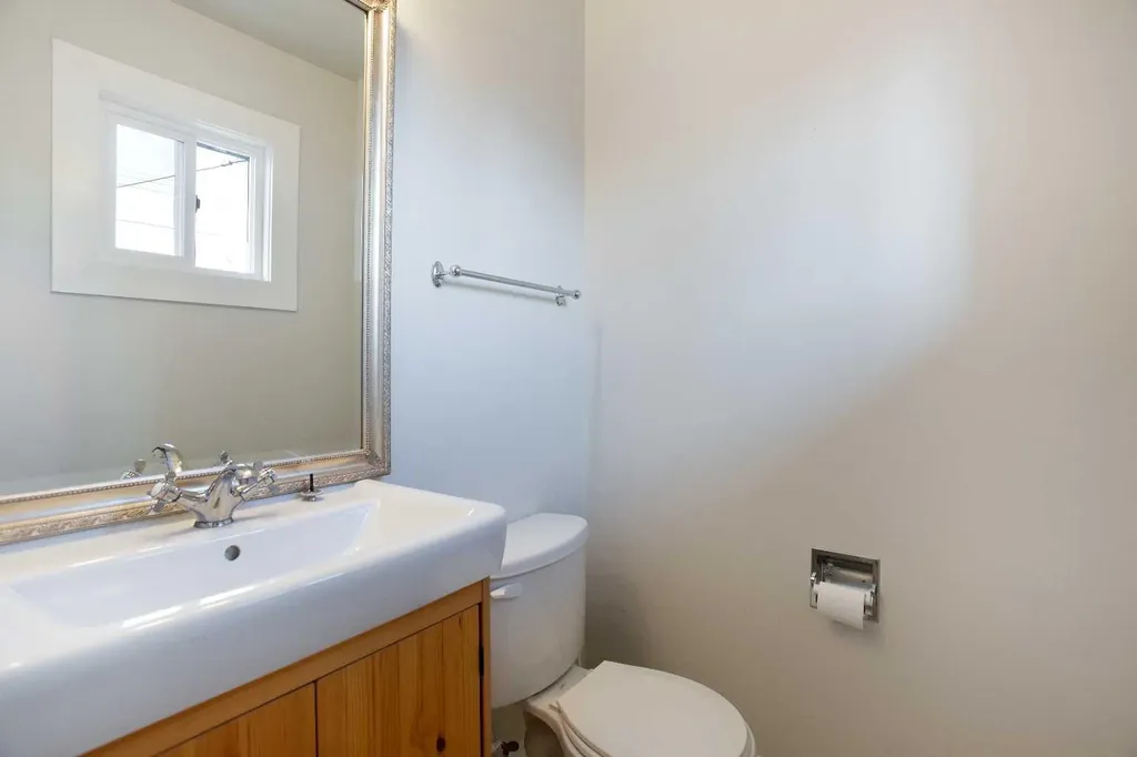 23 Queen Isabella Close SE Calgary AB T2J 3R2