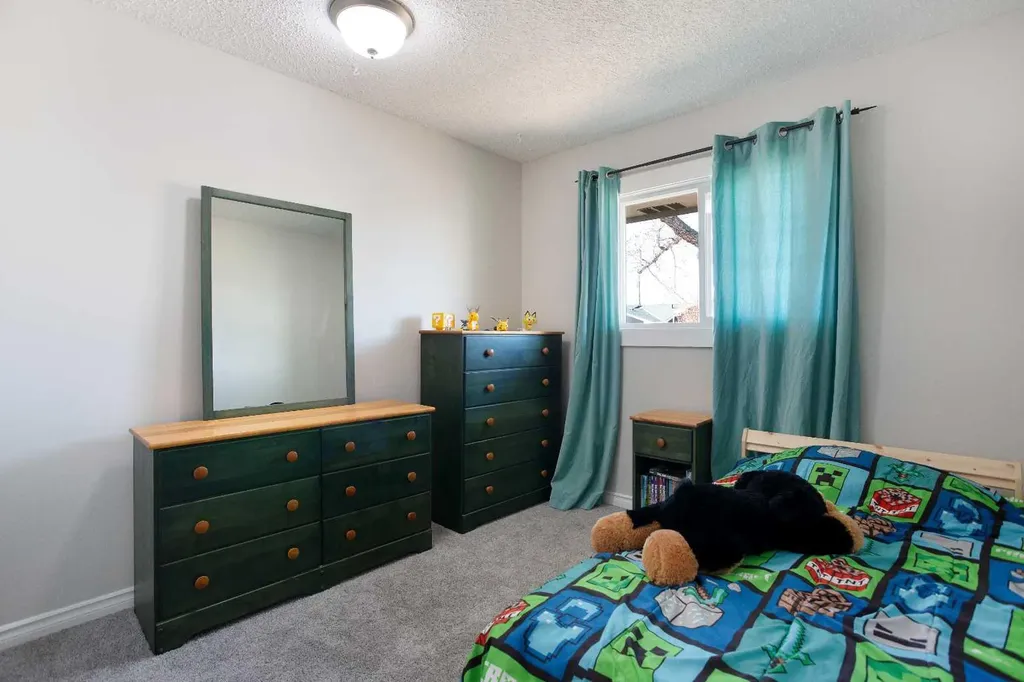 23 Queen Isabella Close SE Calgary AB T2J 3R2
