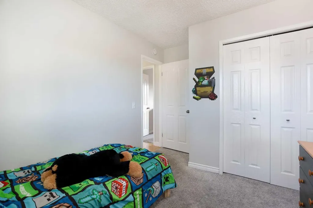23 Queen Isabella Close SE Calgary AB T2J 3R2