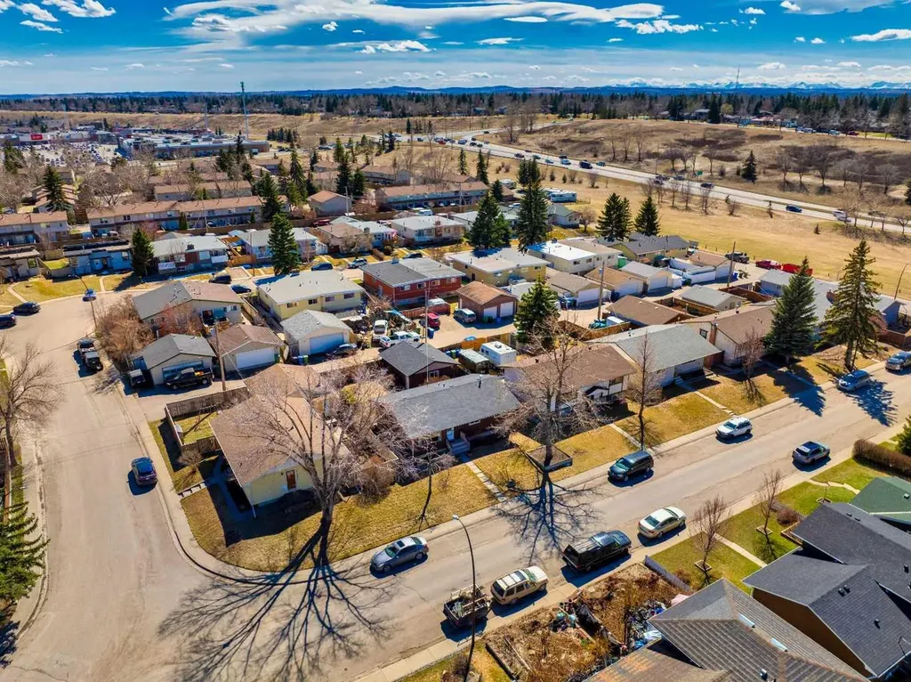 23 Queen Isabella Close SE Calgary AB T2J 3R2