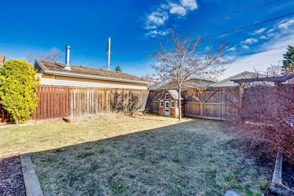 23 Queen Isabella Close SE Calgary AB T2J 3R2