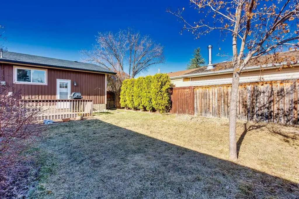 23 Queen Isabella Close SE Calgary AB T2J 3R2