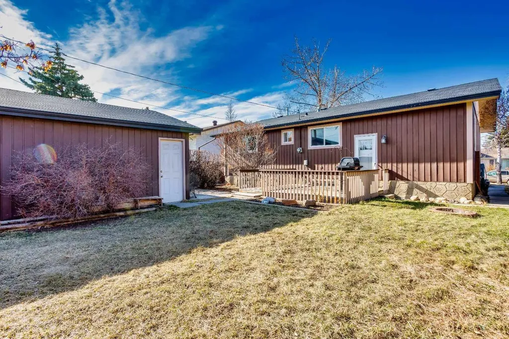 23 Queen Isabella Close SE Calgary AB T2J 3R2