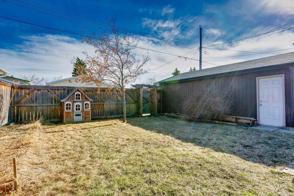 23 Queen Isabella Close SE Calgary AB T2J 3R2