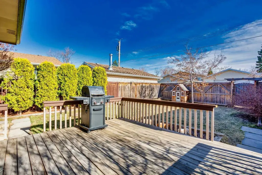23 Queen Isabella Close SE Calgary AB T2J 3R2