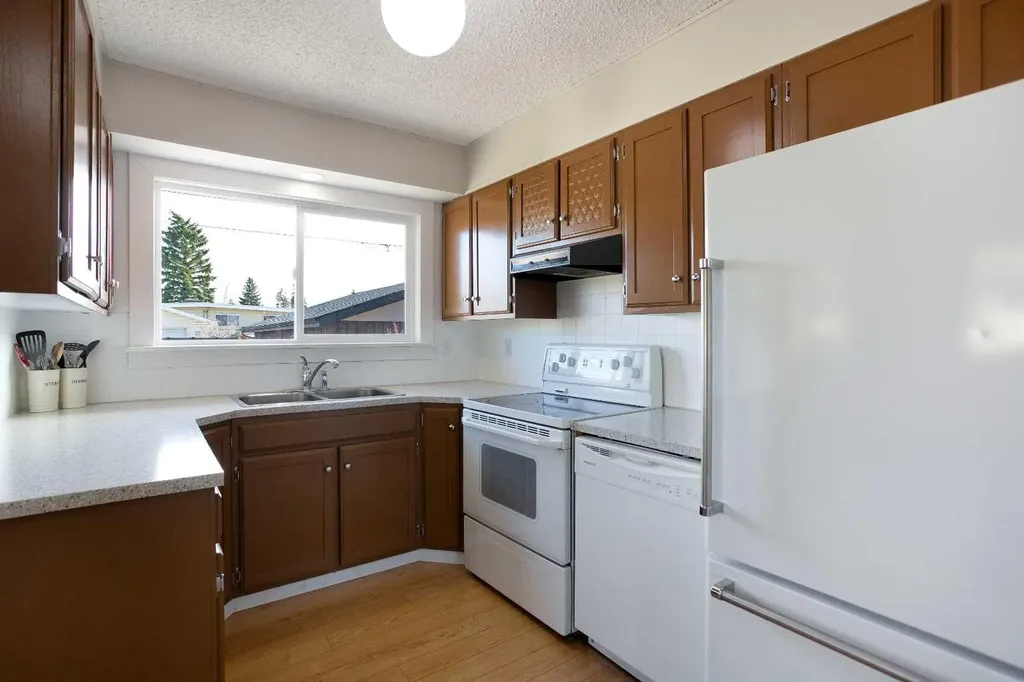 23 Queen Isabella Close SE Calgary AB T2J 3R2