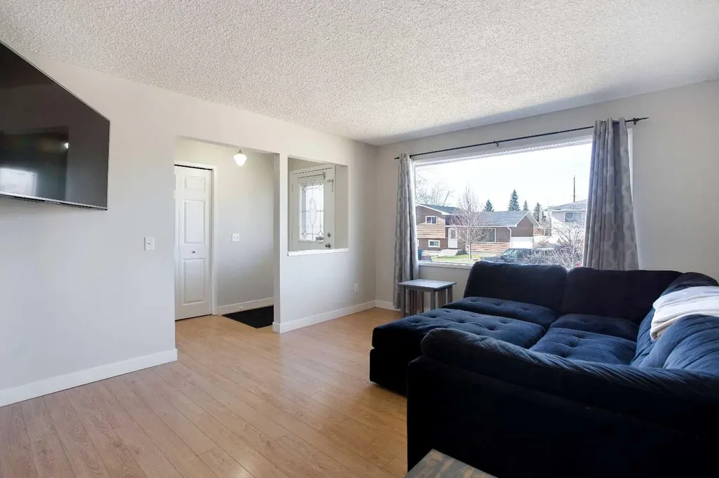 23 Queen Isabella Close SE Calgary AB T2J 3R2