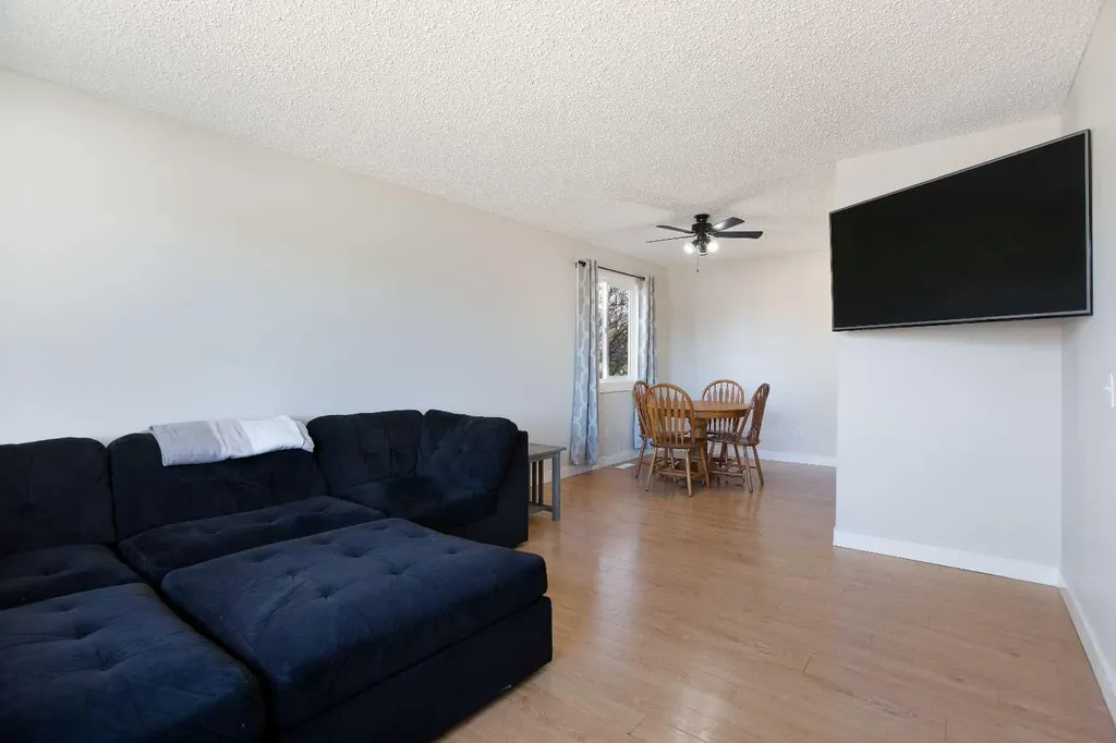 23 Queen Isabella Close SE Calgary AB T2J 3R2