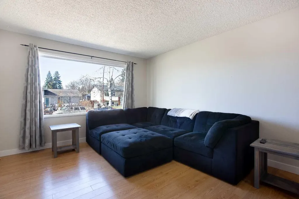 23 Queen Isabella Close SE Calgary AB T2J 3R2