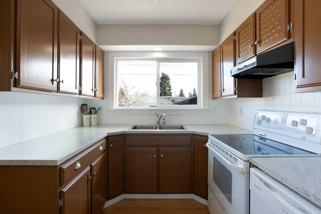 23 Queen Isabella Close SE Calgary AB T2J 3R2
