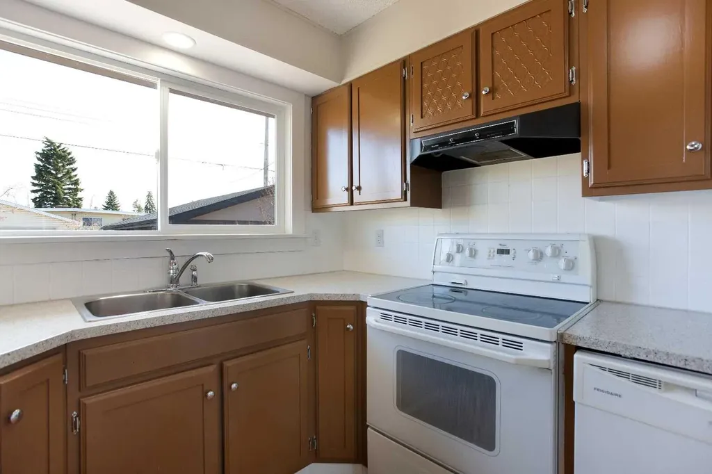 23 Queen Isabella Close SE Calgary AB T2J 3R2