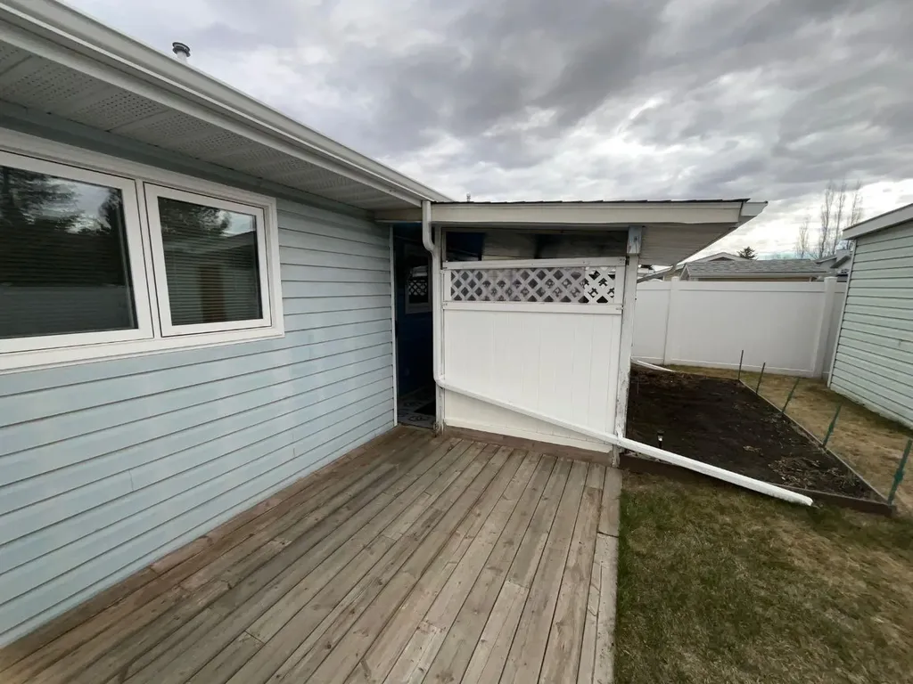 35 Ellis Street Red Deer AB T4R 2C8