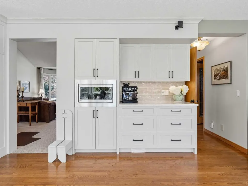 208 Shawnee Gardens SW Calgary AB T2Y 2V1