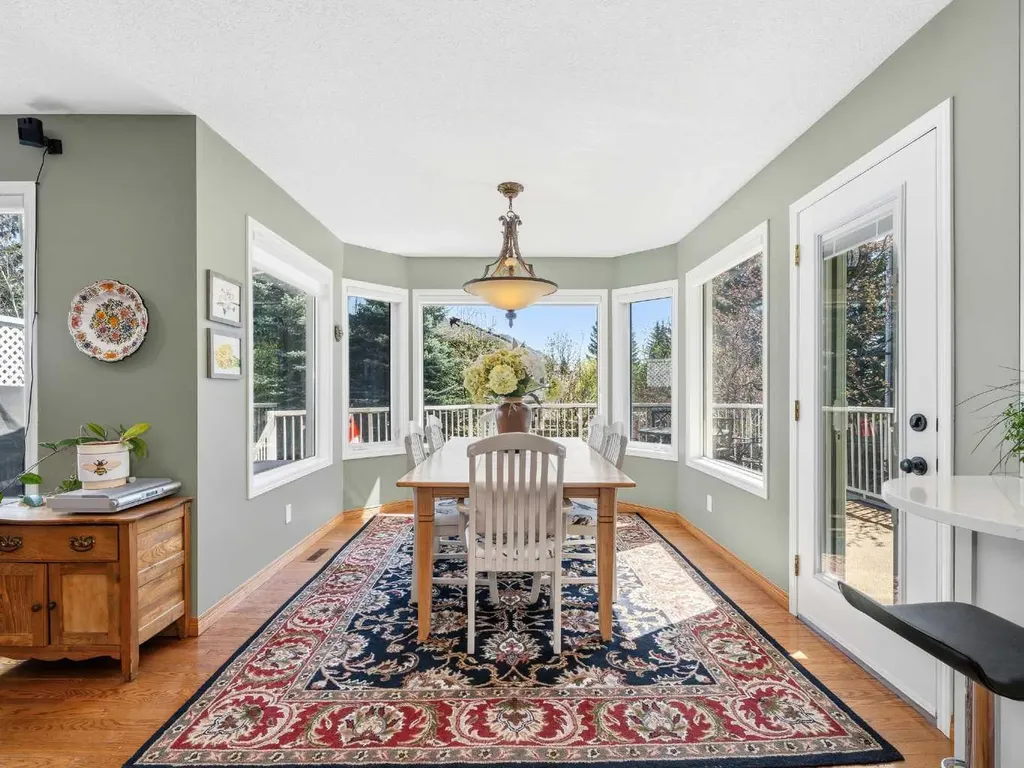 208 Shawnee Gardens SW Calgary AB T2Y 2V1