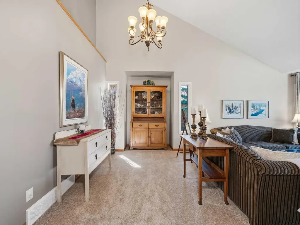 208 Shawnee Gardens SW Calgary AB T2Y 2V1