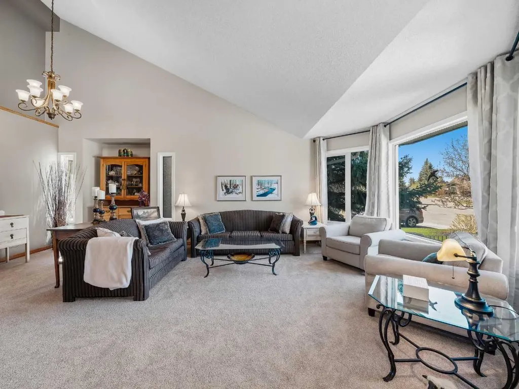 208 Shawnee Gardens SW Calgary AB T2Y 2V1
