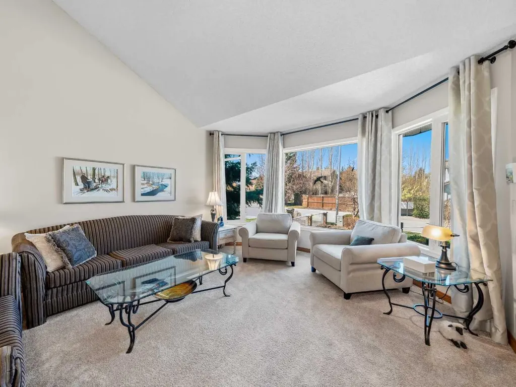 208 Shawnee Gardens SW Calgary AB T2Y 2V1