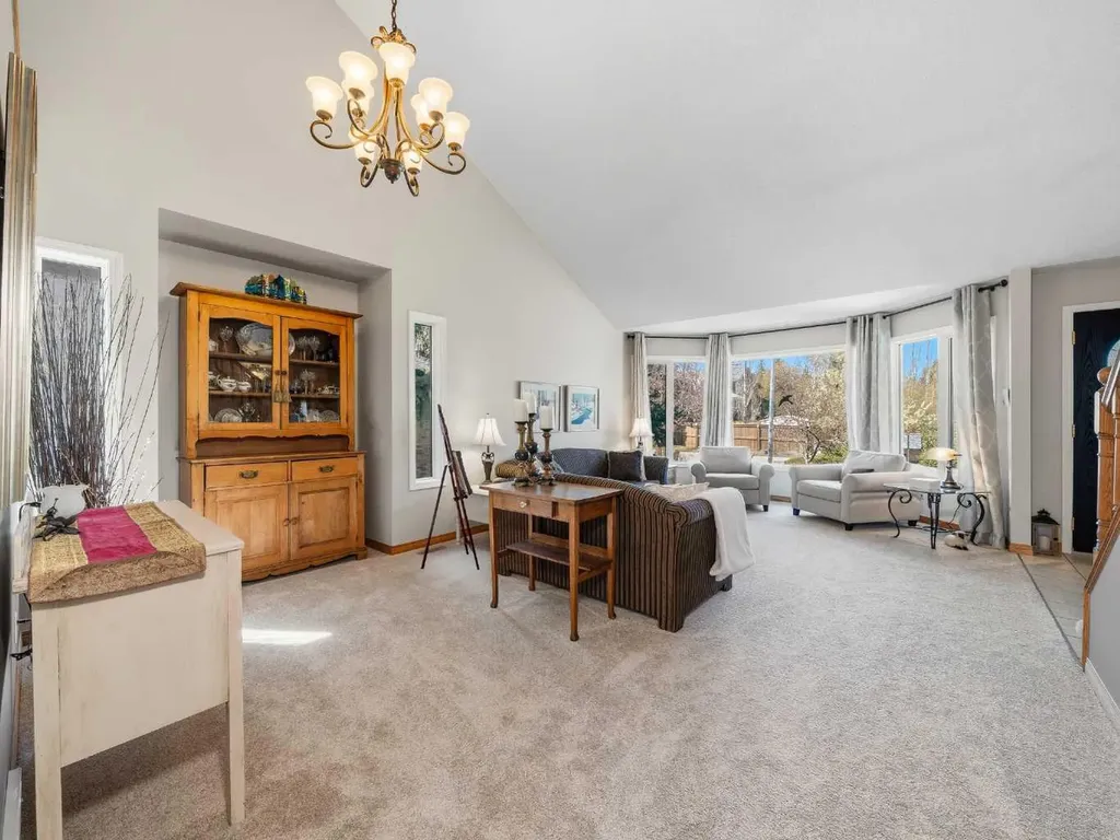 208 Shawnee Gardens SW Calgary AB T2Y 2V1