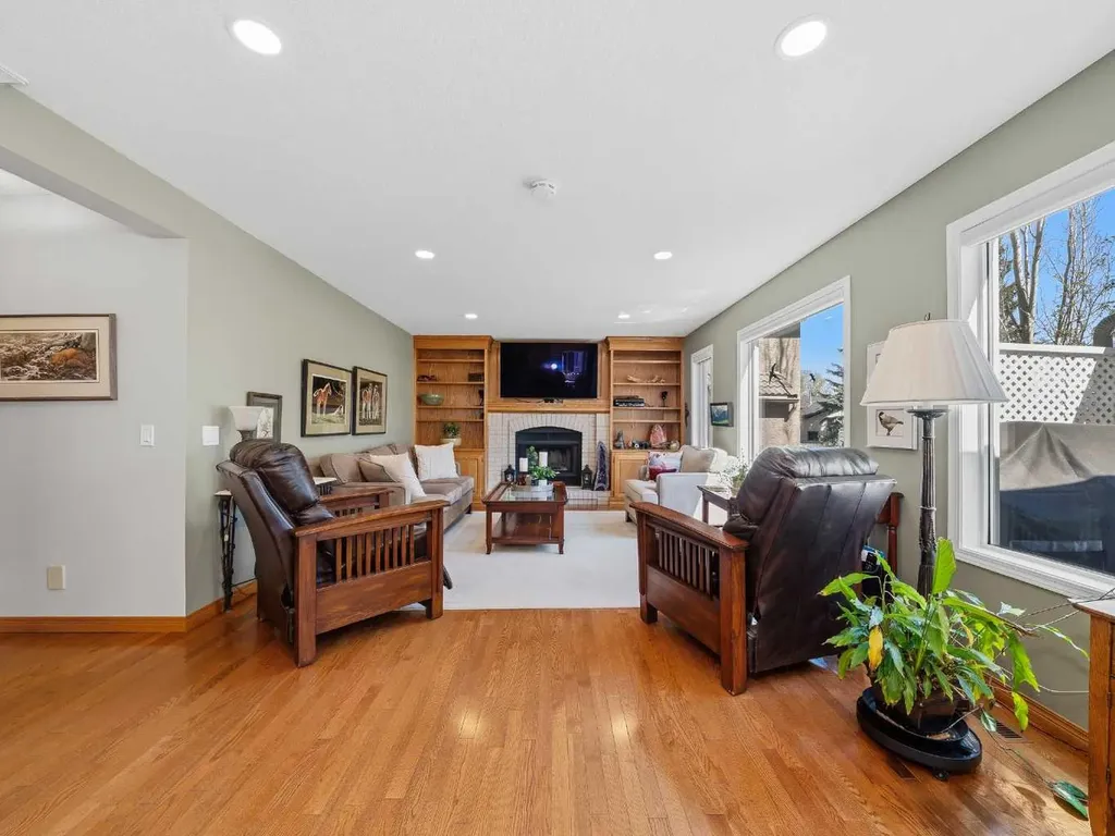 208 Shawnee Gardens SW Calgary AB T2Y 2V1