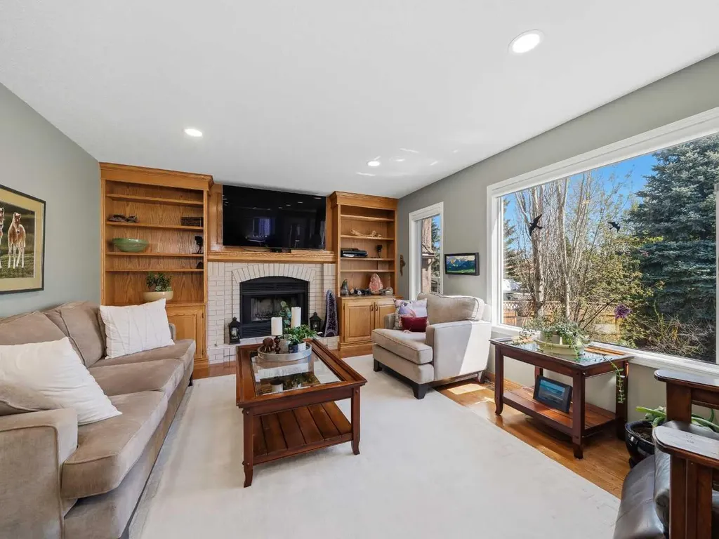 208 Shawnee Gardens SW Calgary AB T2Y 2V1