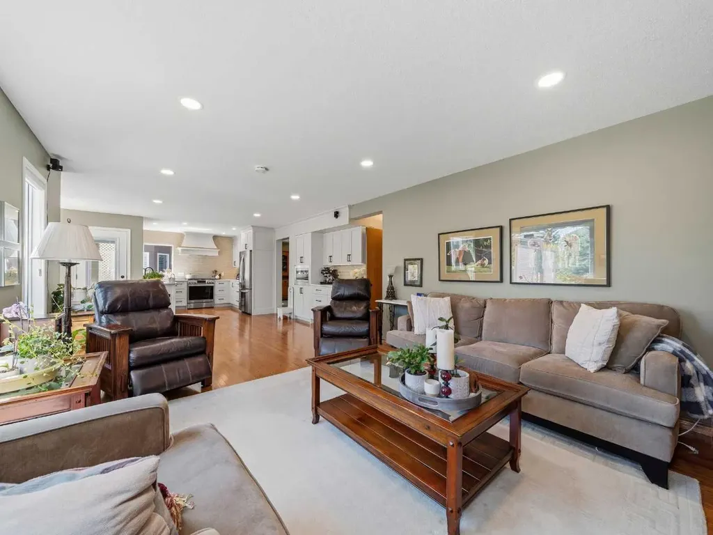 208 Shawnee Gardens SW Calgary AB T2Y 2V1