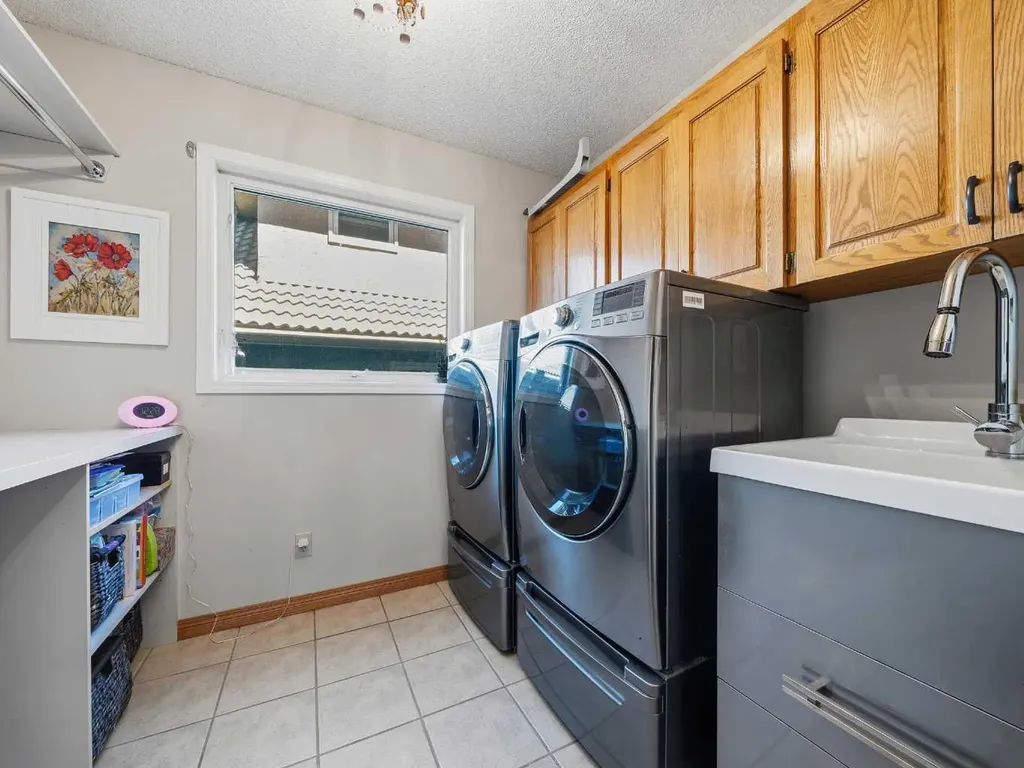 208 Shawnee Gardens SW Calgary AB T2Y 2V1