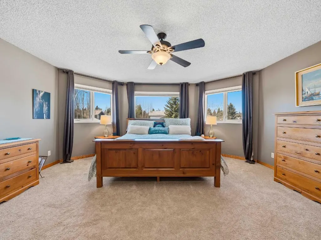 208 Shawnee Gardens SW Calgary AB T2Y 2V1