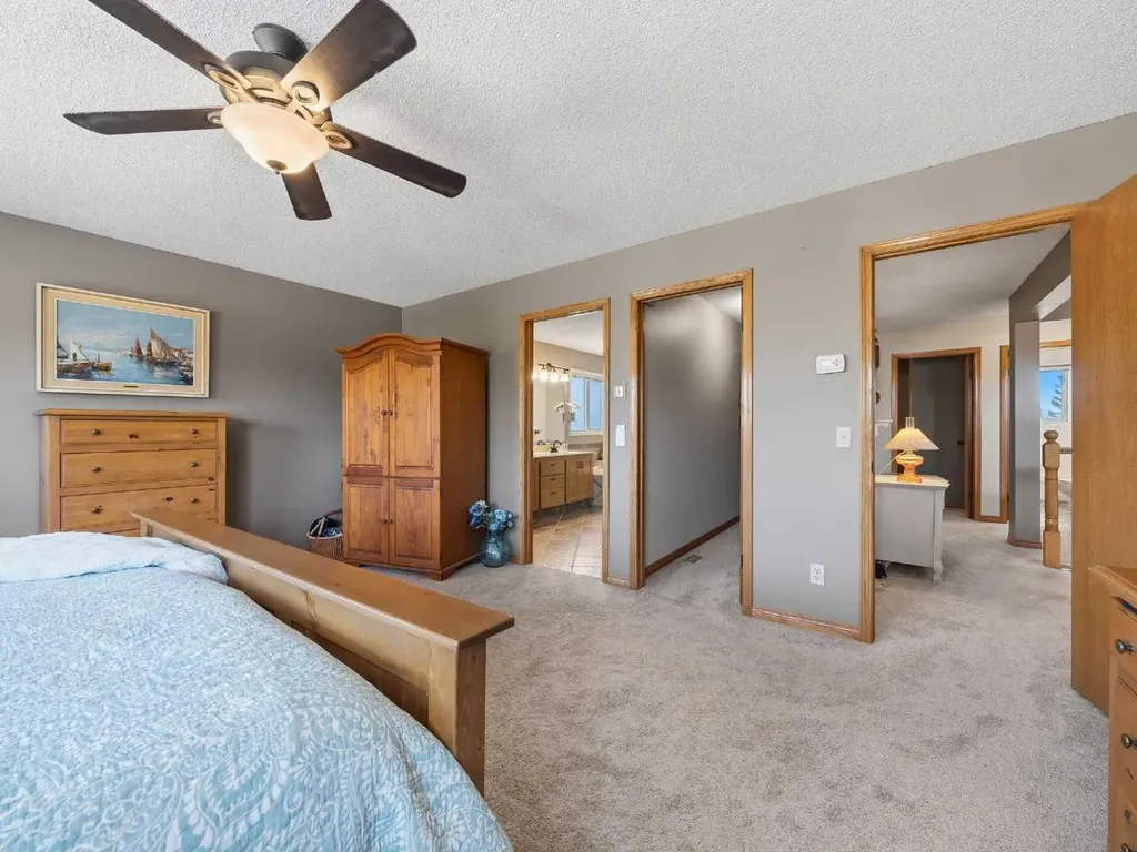 208 Shawnee Gardens SW Calgary AB T2Y 2V1