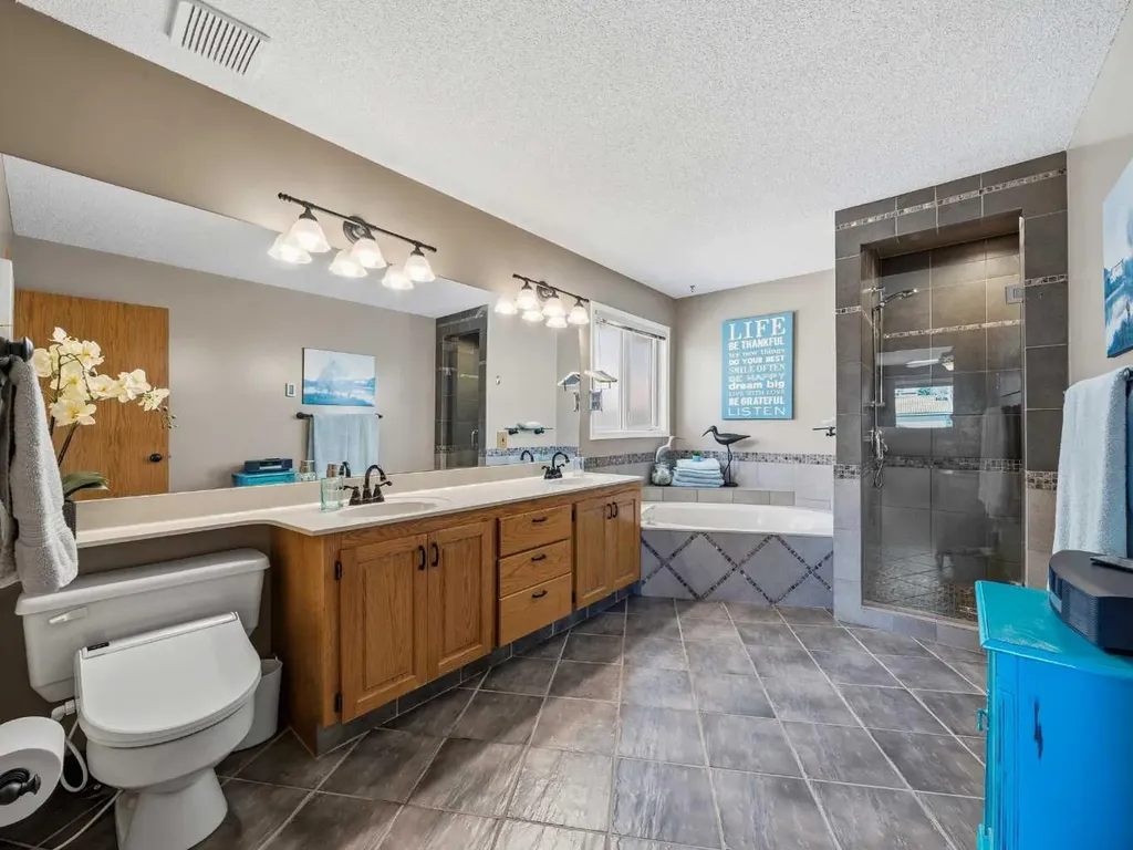 208 Shawnee Gardens SW Calgary AB T2Y 2V1