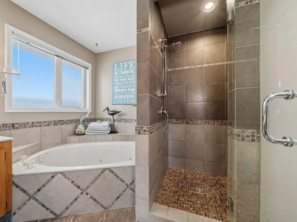 208 Shawnee Gardens SW Calgary AB T2Y 2V1