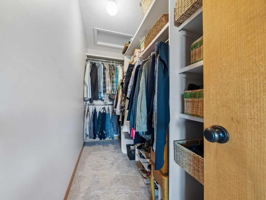 208 Shawnee Gardens SW Calgary AB T2Y 2V1