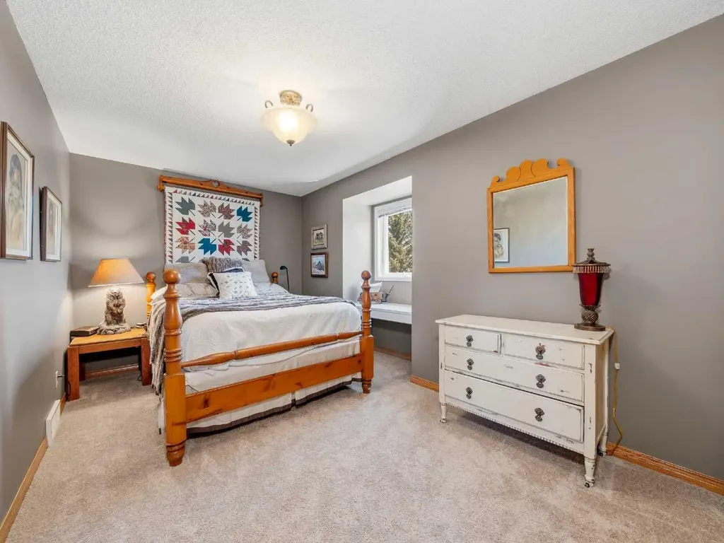 208 Shawnee Gardens SW Calgary AB T2Y 2V1