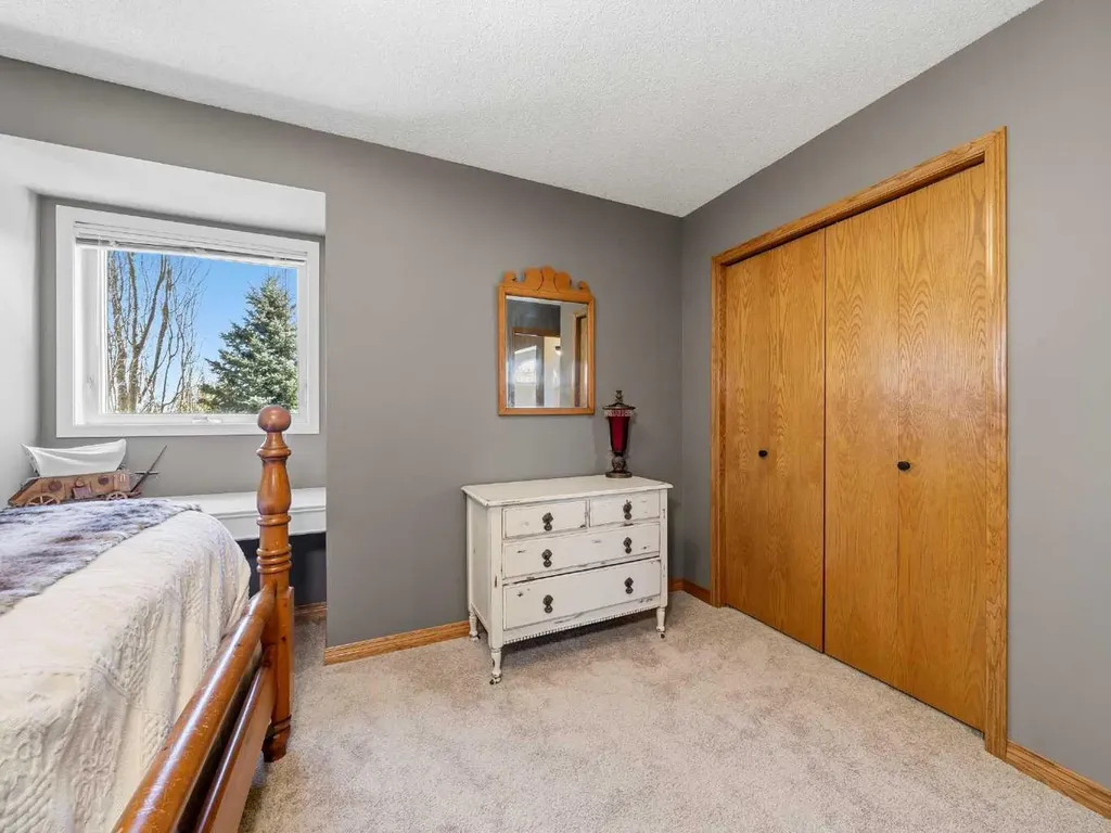 208 Shawnee Gardens SW Calgary AB T2Y 2V1