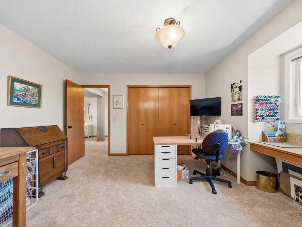 208 Shawnee Gardens SW Calgary AB T2Y 2V1
