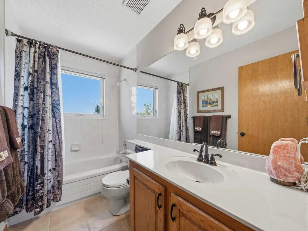 208 Shawnee Gardens SW Calgary AB T2Y 2V1