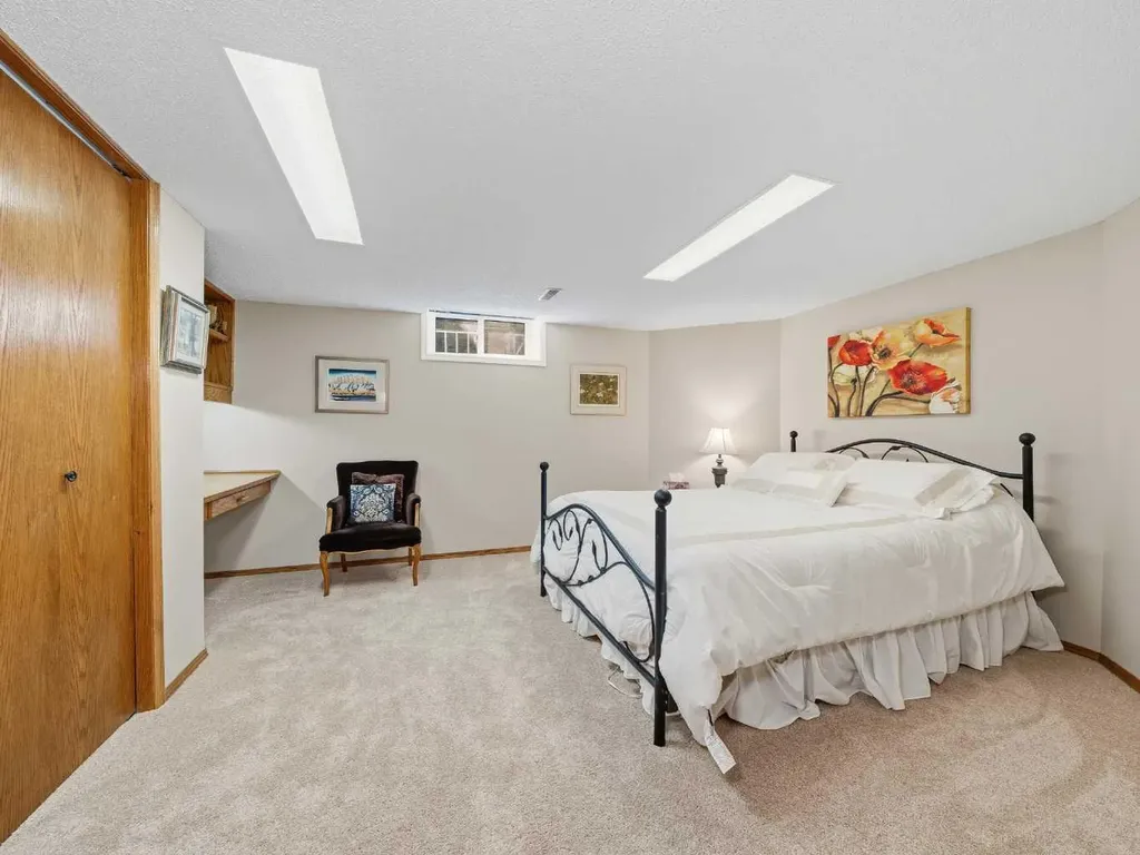 208 Shawnee Gardens SW Calgary AB T2Y 2V1
